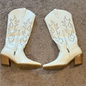 White Western-Style Women Cowboy/Cowgirl Boots